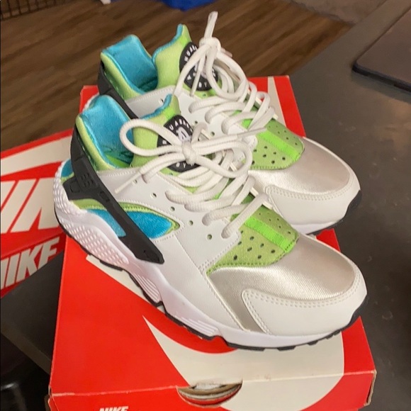WMNS Nike Air Huaraches - Picture 2 of 7